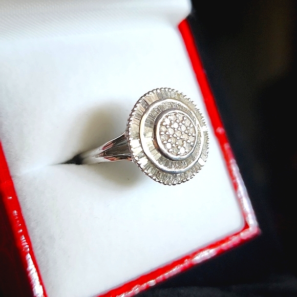 BEYOND STUNNING ROUND & BAGUETTE DIAMOND RING!!! - Picture 3 of 9